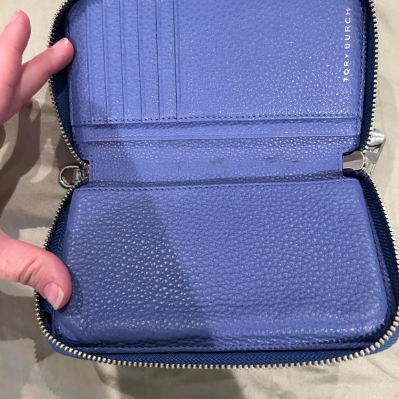 Unique metallic Tory Burch wallet with clutch strap - Picture 3 of 3